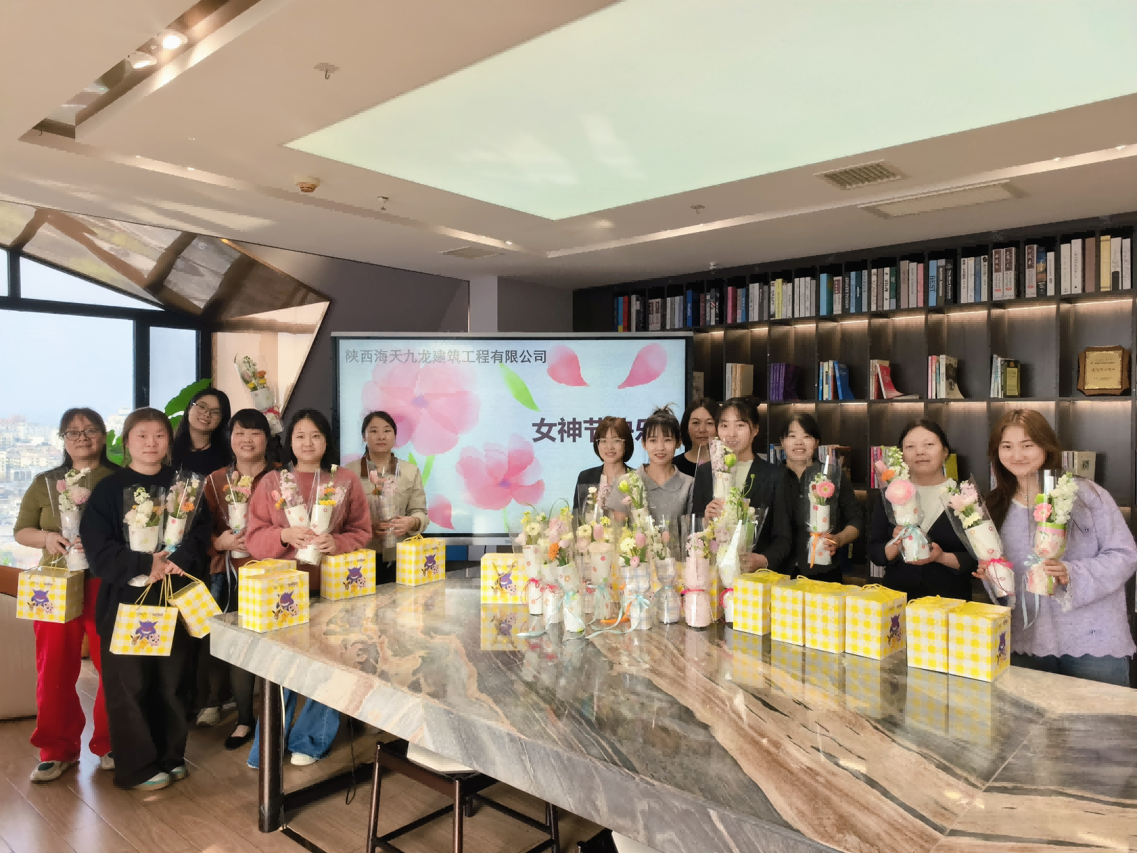 柔肩担重任 芳华绽春日​